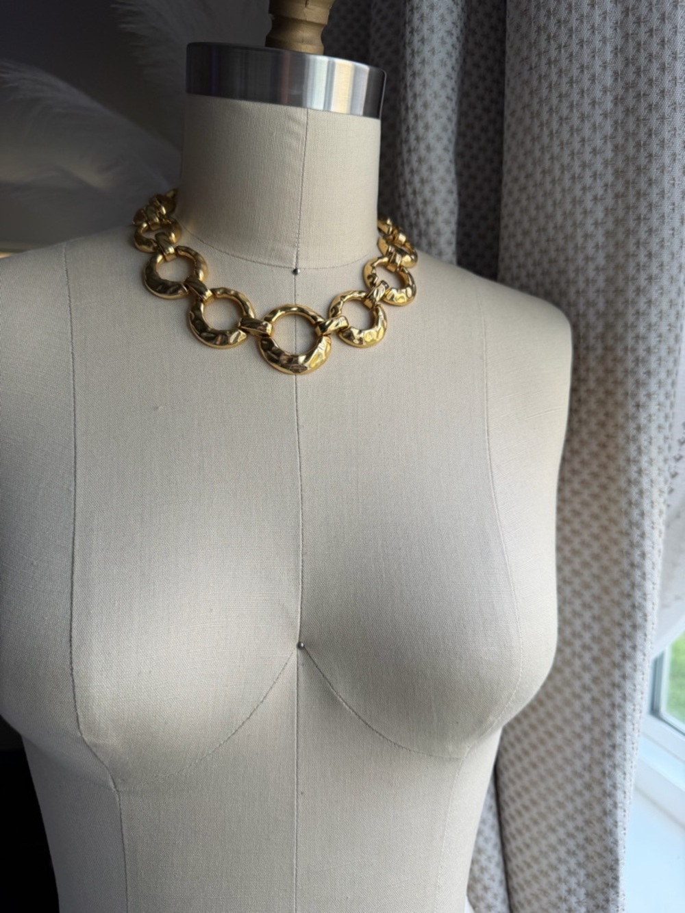 Vintage | Hammered Chunky Textured Gold Link Circle Statement 17.5” Necklace - Picture 12 of 13